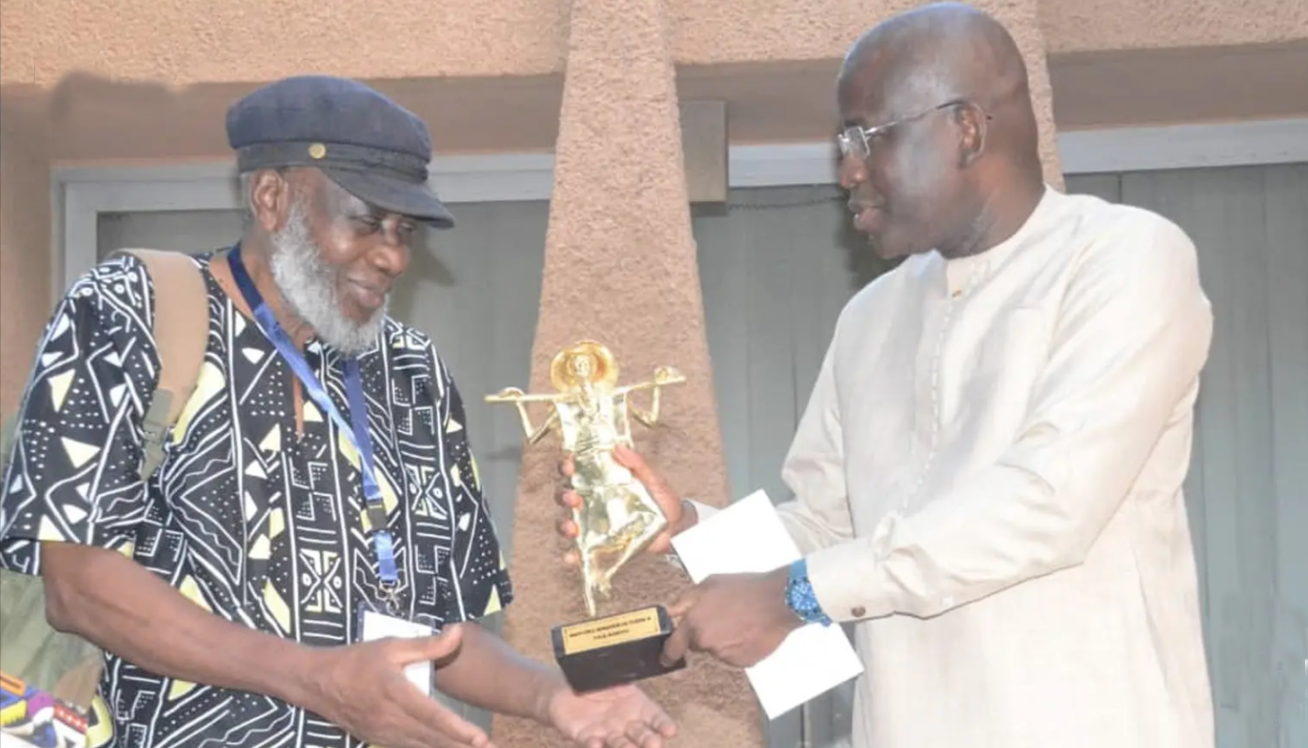 « Triomphe Poétique : Le Camerounais Paul Dakeyo Honoré du Prestigieux Prix Léopold-Sédar-Senghor »